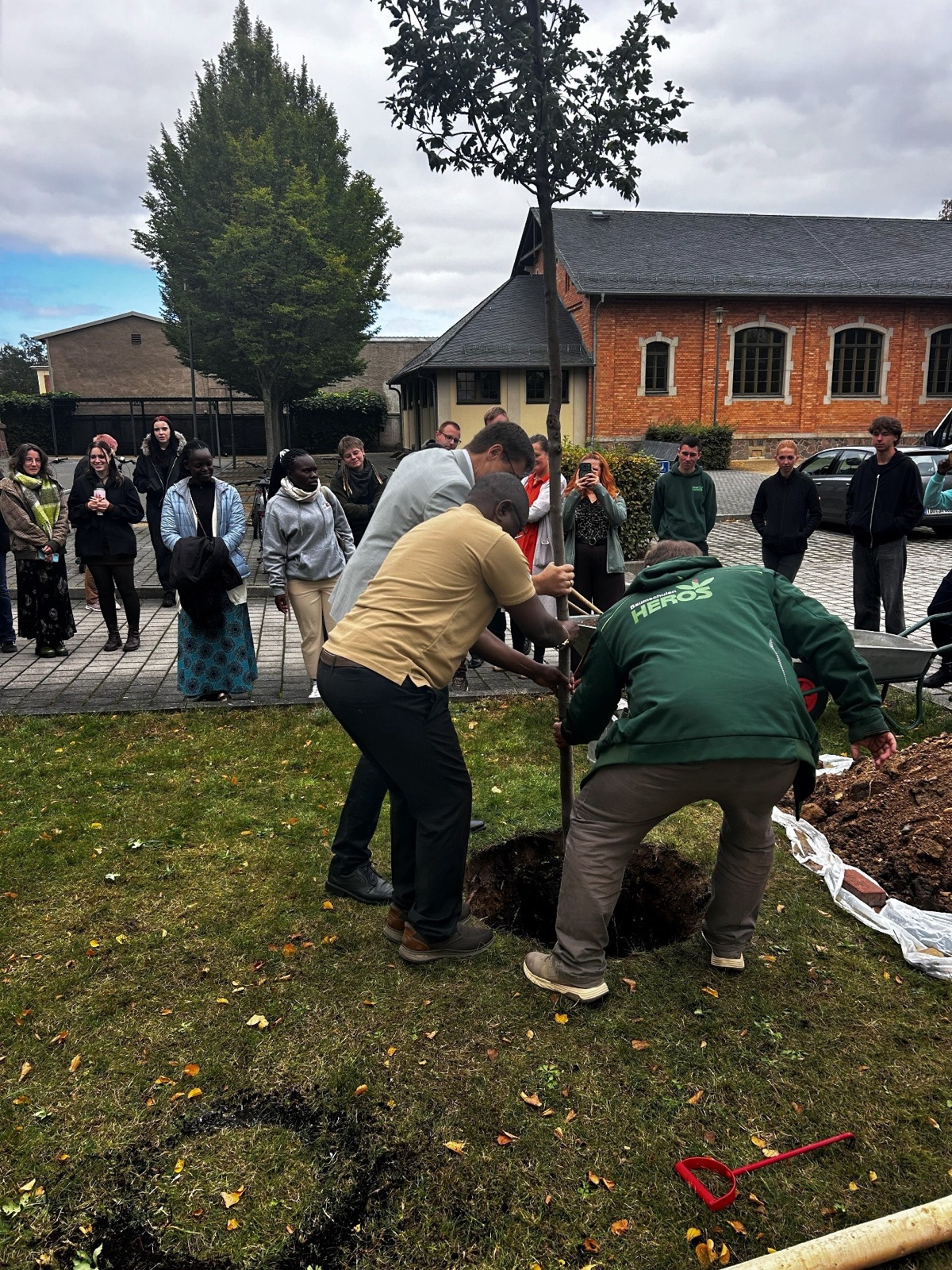 Gunnar Dübener and Gelvan Kisolo Lule planting a tree